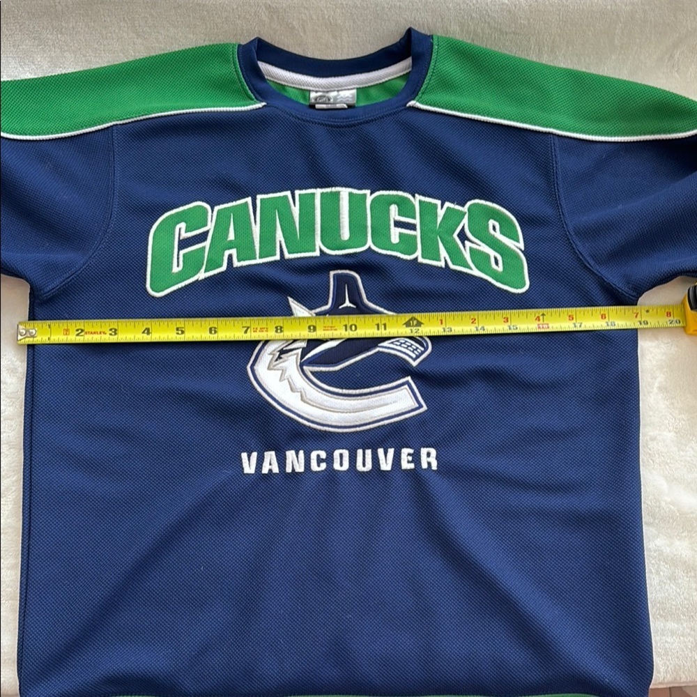 Youth Size 10-12 Official Canucks‎ Blue and Green Orca Hockey Jersey - Picture 7 of 7